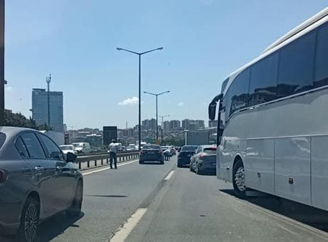 Bağcılar TEM'de paralar bir anda havada uçuştu! Yolda herkes para topladı