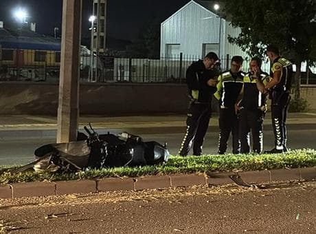Sivas'ta motosiklet aydınlatma direğine çarptı: 2 yaralı
