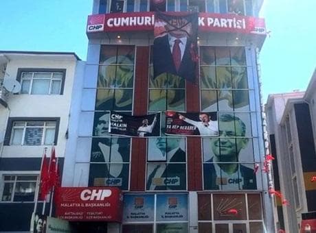 Malatya'da CHP binasında kriz! Kılıçdaroğlu'nun fotoğrafına 'hain' afişi asıldı