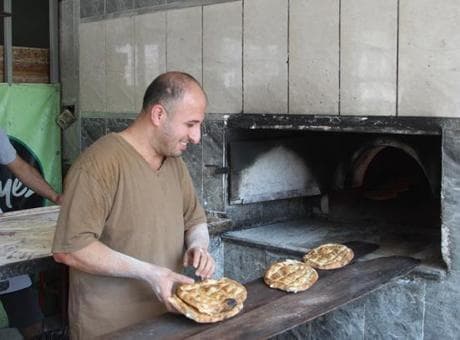 Adana kavruluyor, fırıncılar ateşin önünde ekmek hazırlıyor! 80 derecede çalışıyorlar