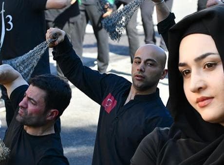 Kerbela için gözyaşı: Kadınlar siyah giydi, erkekler kendilerini zincire vurdu