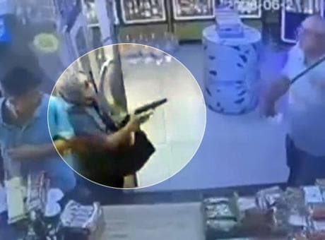 Boşanma aşamasındaki eşine tabanca doğrulttu: Silah tutukluk yapınca kabzasıyla vurdu!