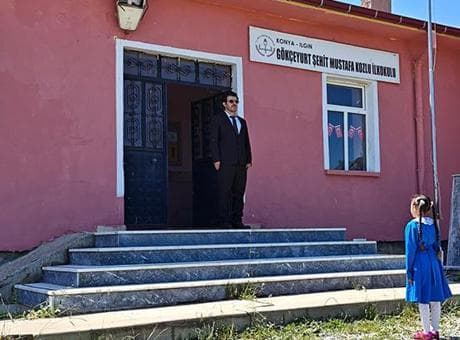 Bu okulun tek öğrencisi var! 3. sınıf öğrencisi İlayda karne aldı: Öğretmenden duygulandıran hediye