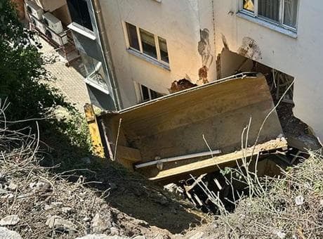 Akıllara durgunluk veren kaza! 20 metreden uçan kamyon apartmana saplandı