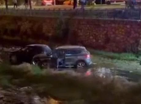 Bursa'da zincirleme kaza! 2 otomobil dereye uçtu: 6 yaralı