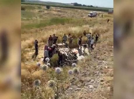 Şanlıurfa'da feci kaza! Otomobil şarampole yuvarlandı: Ölü ve yaralılar var