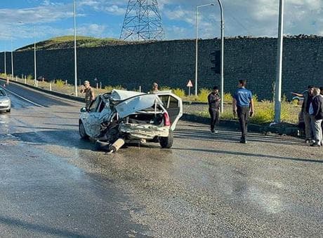 Ağrı'da feci kaza! Freni patlayan kamyonet araca çarptı: 2 yaralı