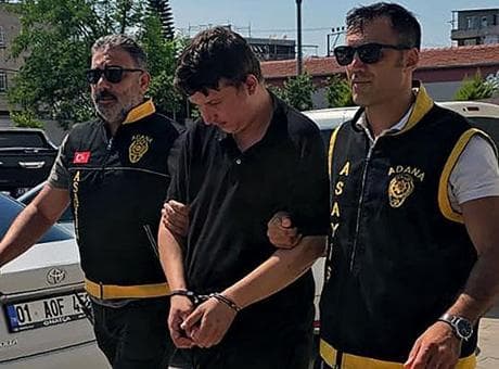 Başkasının kimliğini gösterdi, kolundaki dövmeden yakalandı