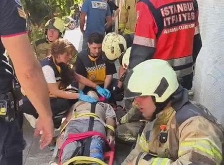 Kadıköy'de yıkımı yapılan bina çöktü; işçiler kurtarıldı