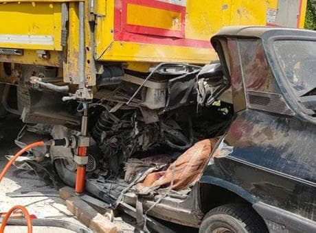 Park halindeki TIR'a çarpan araçta 2 kişi öldü