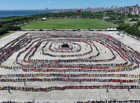Türkiye'nin horonu Yunanistan'ı küplere bindirdi! '5 bin kişilik dev rekor'