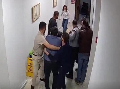 Devlet hastanesinde yumruklu kavga kamerada! Hastane müdürü açığa alındı: Aynı hastanede ikinci soruşturma
