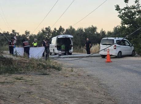 Yardım etmek isterken canından oldu! Kaza yapan sürücüye yardıma giden genç elektrik akımına kapıldı