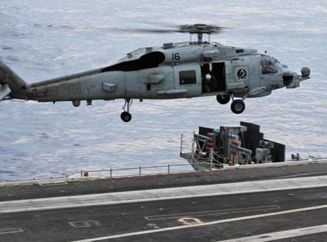ABD helikopteri Umman Denizi'ne acil iniş yaptı! 1 mürettebat kayıp