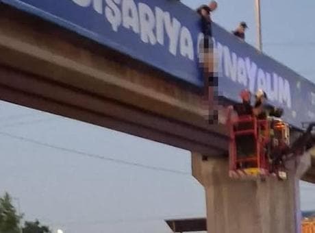 Kocaeli'de dehşete düşüren görüntü! Üst geçitte yarı çıplak halde asılı bulundu