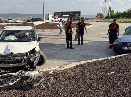 Kütahya'da otomobiller çarpıştı: 2 kişi yaralandı