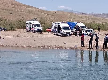 Kızılırmak'ta akıntıya kapılan 3 kişiden 2'si kayboldu