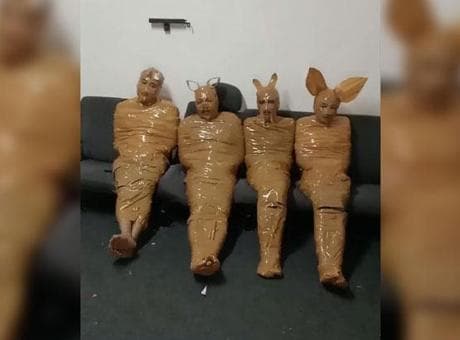Mahalleliden sıra dışı tuzak! Yakalanan hırsızları koli bandıyla 'Teletabilere' benzettiler