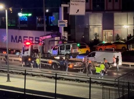 Küçükçekmece'de makas atan sürücü 2 otomobile çarptı; 2 yaralı