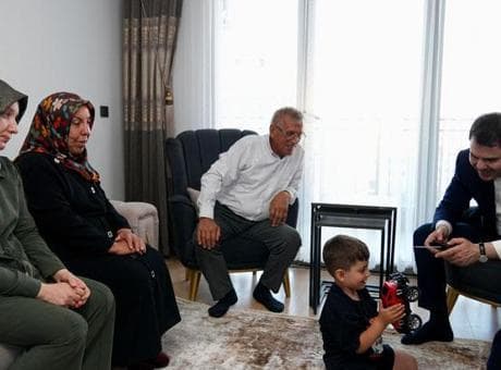 Bakan Kurum’dan depremzede Yusuf ve dedesine ziyaret