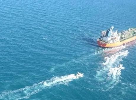 SON DAKİKA | Umman açıklarında seyreden tanker vuruldu