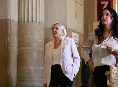 Le Pen'e 15 ay siyasetten men yasağı verildi