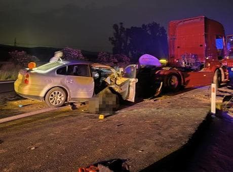 Adana'da otomobilin tıra çarptığı kazada 2 kişi öldü