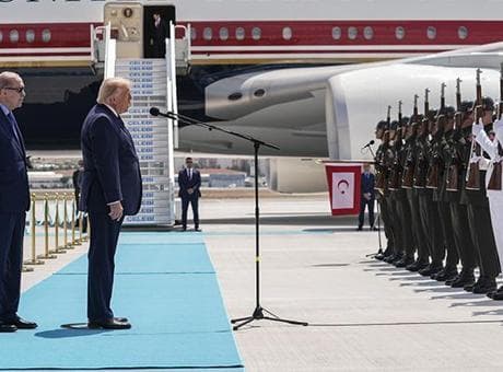 NATO zirvesinde liderler neden kırmızı yerine turkuaz halıyla karşılandı?