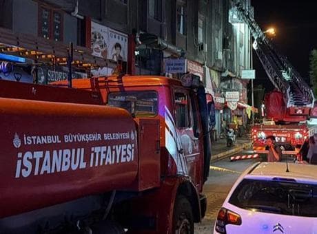 Küçükçekmece'de çıkan yangında 4 iş yerinde hasar oluştu