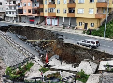 Rize'de inşaat kazısında önce istinat duvarı ardından yol çöktü! Korkunç görüntüler