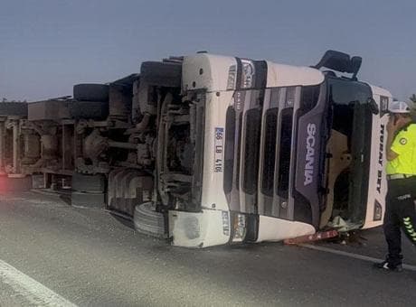 Kırıkkale'de feci kaza! Hurda yüklü tır karşı şeride geçip devrildi