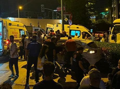 Ümraniye’de hafriyat kamyonu ile otomobil çarpıştı: 1'i ağır 4 yaralı