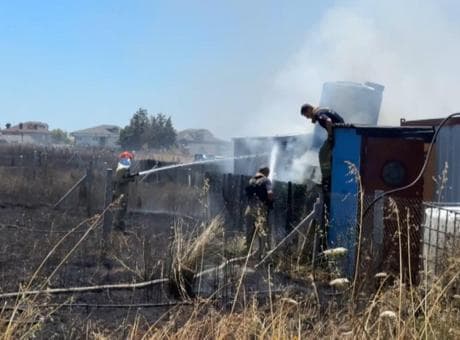 Silivri'de alevler bir anda büyüdü! Otluk alandaki yangın hobi bahçelerini küle çevirdi