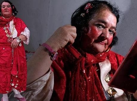 Hikayesine herkes ağlamış, kentin simgesi olmuştu... 'Kırmızılı kadın' Sultan hayatını kaybetti