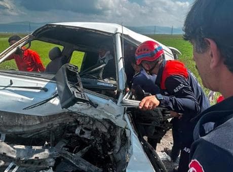 Ardahan-Artvin yolunda feci kaza! Araçta sıkışan sürücüyü itfaiye kurtardı; 7 yaralı