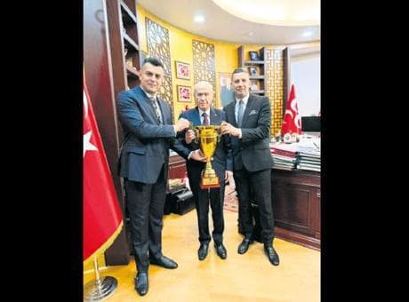 Bahçeli’ye kupa takdimi
