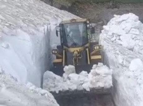 Yazın ortasında karla mücadele! Görüntüler Kars'tan