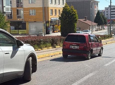 Hatalı manevra pahalıya patladı! Kazaya neden olan sürücü arkasına bile bakmadan kaçtı