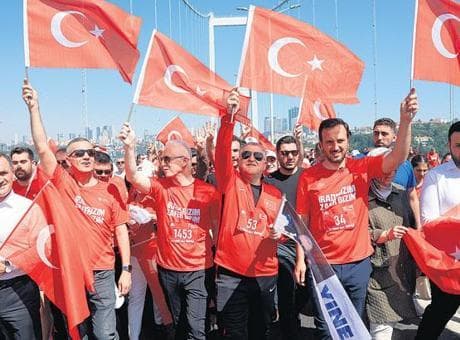 15 Temmuz demokrasi ve şehitleri anma yürüyüşü: Aynı köprüde aynı ruhla