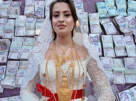 Gelini altın ve paraya boğan düğün: Adetlerimiz çok güzel