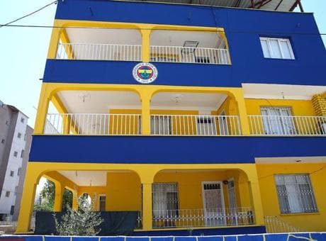 Hatay'da Fenerbahçe apartmanı! 3 katlı binayı baştan aşağı sarı-laciverte boyadılar