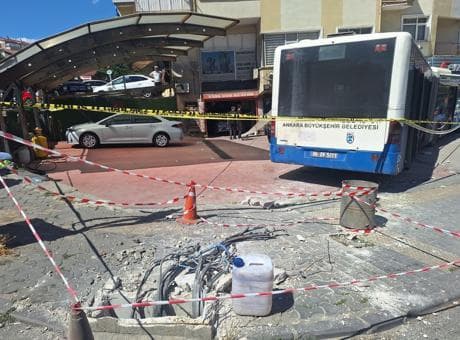 Ankara'da EGO otobüsünün iş yerine çarpma anı güvenlik kamerasında