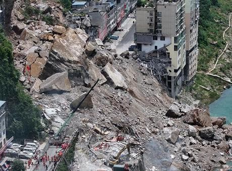 Çin'de heyelan faciası! Dehşet anı kamerada: Çok sayıda kişi toprak altında kaldı