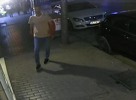 Camı tekmeleyip hiçbir şey olmamış gibi yürüdü; esnaftan kaçamadı