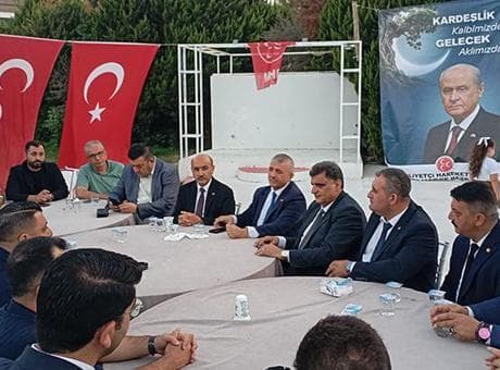 İzmir'de MHP'ye katılan 350 kişiye rozet takıldı