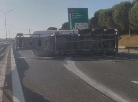 Son dakika... Büyükçekmece'de beton tankeri devrildi! Yol trafiğe kapatıldı