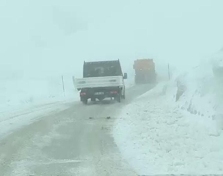 En kısa yol çileye dönüştü! Mayıs ayında kar geçit vermedi, yolda kaldılar