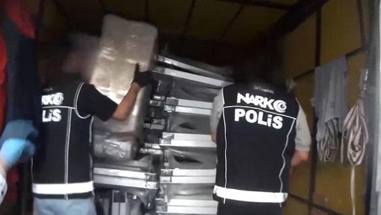 Bağcılar'da kamyonete uyuşturucu operasyonu! Ele geçirilen miktar dudak uçuklattı