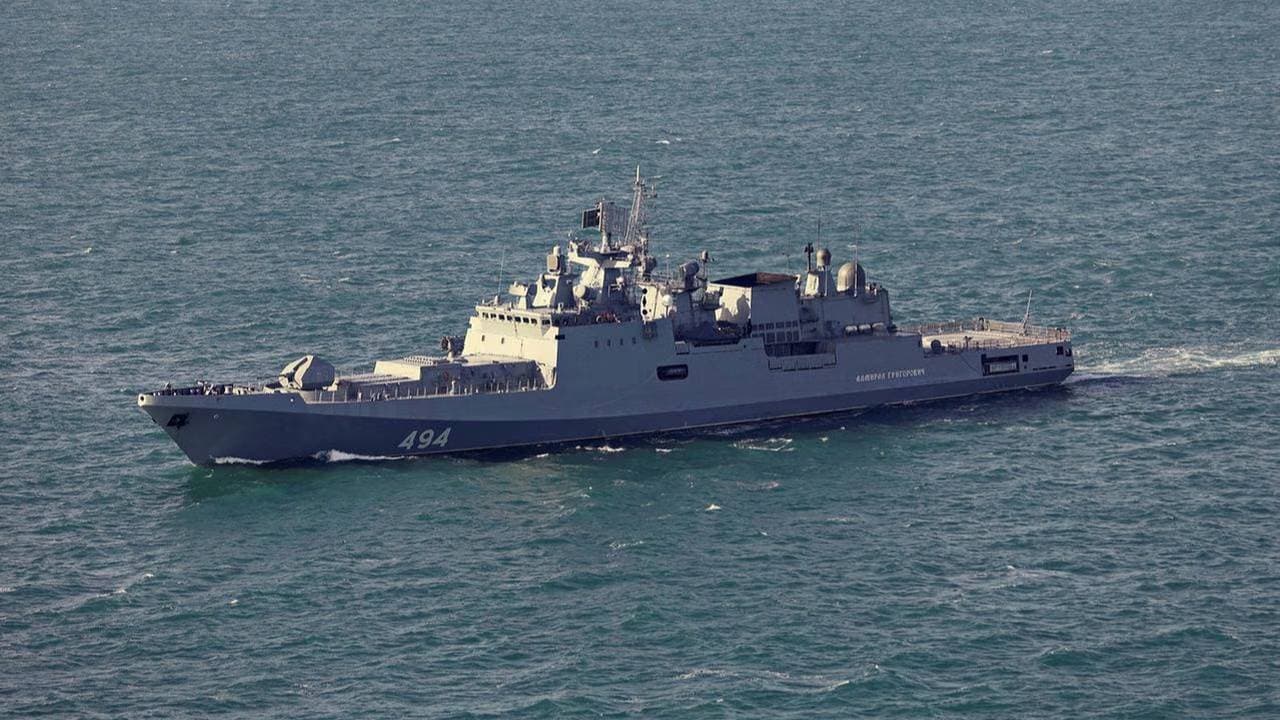 Rus fırkateyninden İngiliz bayraklı yata uyarı ateşi