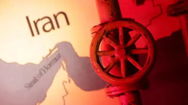 Dünyanın enerji kapısı Hürmüz’de alarm: Petrol ve doğal gaz fiyatları hızla yükseliyor!